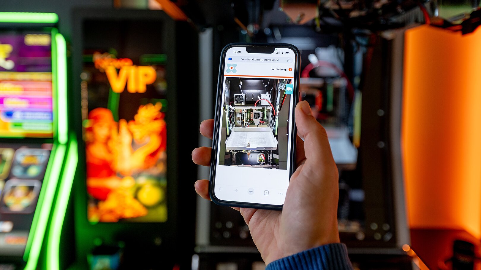 Emergency Eye ist die Videosupport-Lösung des LÖWEN-SERVICE für Geldspielgeräte. Aus der Ferne können damit Mitarbeiter Spielhallenbetreibern und deren Technikern sofort bei Störungen am Geldspielgerät helfen.